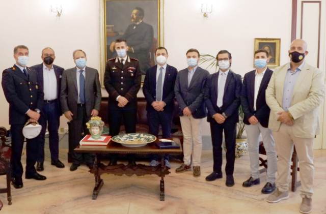 Carabinieri di Caltagirone. Amministrazione saluta il cap. Sergio Vaira. Subentra il cap. Giorgia De Acutis di Napoli 